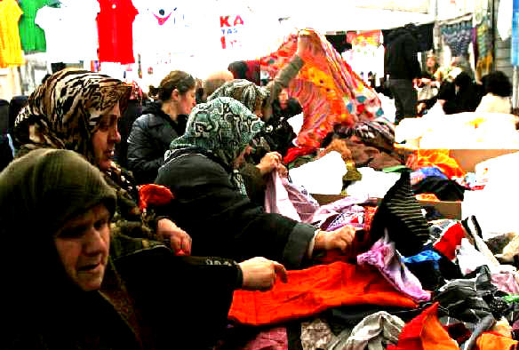 Pierre-Manuel R�ault Femmes du peuple au march� au tissu iSTANBUL 2007